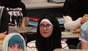 Un profesor de la Universitatea Bucureşti, acuzat că a ameninţat două studente musulmane că nu vor trece examenele, dacă nu renunţă la hijab!