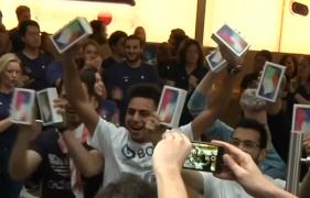 Cozi enorme pentru achiziţionarea ultimului model de iPhone