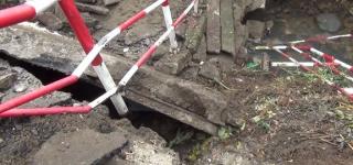 Zeci de oameni izolaţi de lume, în Maramureş. Un pod s-a prăbuşit sub greutatea unui camion