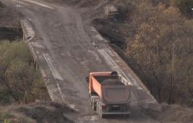 Pod periculos peste Cerna, în Hunedoara. Copilul căzut de pe pod este încă în stare gravă (VIDEO)