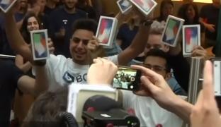 Isteria Iphone cuprinde mapamodul! A fost lansat cel mai performant telefon Apple, iar fanii au stat la cozi imense