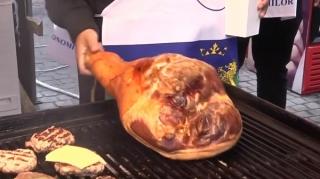 Romburgerul, vedeta festivalului de mâncare fast-food în stil țigănesc de la Sibiu!