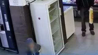 Scene de groază într-un magazin din Iaşi. Un bărbat a fost călcat în picioare, cu un copil de mână. Agresorii l-au lovit cu sălbăticie