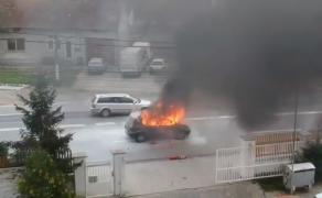 Mașină în flăcări, pe mijlocul drum în Lugoj! Șoferul a scăpat în ultima clipă din autoturismul făcut scrum (VIDEO)