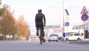 Tot mai mulţi români preferă bicicleta, dar pedalează printre obstacole