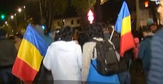Mii de români au ieșit în stradă! Oamenii protestează faţă de ultimele hotărâri luate de Guvern