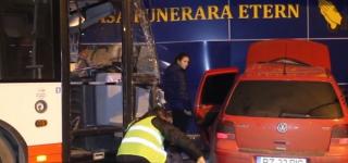 Tânărul care a lovit un autobuz şi a intrat cu maşina în magazinul de pompe funebre din Buzău era şofer profesionist
