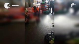 Scene REVOLTĂTOARE în mijlocul unei pieţe din Capitală. Un bărbat A MURIT în mâinile unui echipaj medical care nu a ştiut să îi acorde primul ajutor
