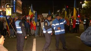 Au fost proteste de amploare în Capitală, în ajunul şedinţei extraordinare a Guvernului! Oamenii spun că vor continua să iasă în stradă