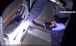 Surpriză în trafic, la Galaţi. Un şofer care părea că se simte rău i-a şocat pe jandarmii veniţi să-l ajute (VIDEO)