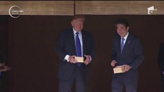 Donald Trump nu are răbdare. Reacţia președintelui SUA când a fost pus să hrănească nişte crapi în vizita din Japonia! (VIDEO)