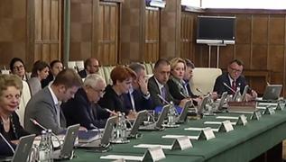 Modificările fiscale care au scos oamenii în stradă au fost din nou amânate