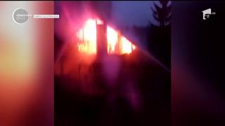 Odată cu frigul, vin şi PERICOLELE din propria casă! O familie din Prahova a rămas pe drumuri, după ce locuinţa le-a ARS ca o torţă
