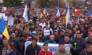 REVOLTĂ împotriva trecerii contribuţiilor de la angajator la angajat. Sindicatele ameninţă: "Avem 500.000 de membri!" Protestele se mută în stradă