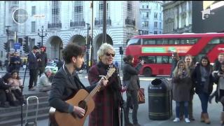 Surpriză de proporţii pentru londonezi! Legendarul Rod Stewart a oferit o reprezentaţie incredibiilă a "Handbags and Gladrags", pe stradă