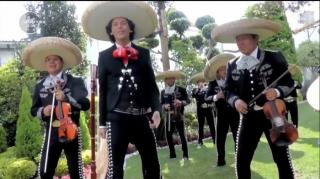 Un cântăreţ român a cunoscut faima după ce a devenit un adevărat mariachi în Mexic!