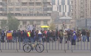Protest la poarta Guvernului! Zeci de persoane s-au adunat în fața Palatului Victoria (VIDEO)