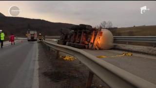 O cisternă plină cu leşie a blocat timp de mai bine de patru ore traficul de pe DN 1! Drumul s-a transformat imediat într-un patinoar