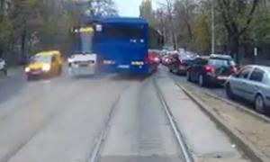 Un autocar al Ministerului de Interne a fost la un pas să provoace o tragedie, în București