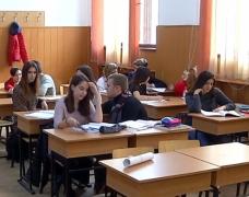 Manuale digitale, contestate de părinți! Chiar dacă ar primi variantele digitale ale manualelor, nu toţi elevii ar avea acces la ele