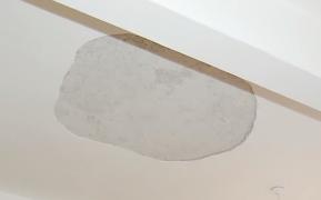 După ce o bucată de tencuială s-a prăbușit peste copii, la o școală din Alexandria, directorul instituției face dezvăluiri revoltătoare! Clădirea nu a fost renovata de peste 50 de ani!