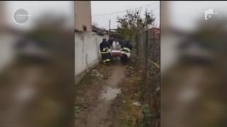 Cauza pentru care o femeie a fost umilită și după moarte. A fost nevoie de pompieri pentru a-i scoate sicriul la stradă