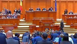 Deranjaţi că trebuie să aştepte zilnic la coadă la lift, parlamentarii vor ascensoare exterioare... din sticlă!