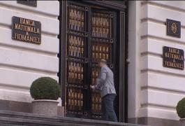 Căderea leului e explicată diferit de analişti şi de guvernanţi. Ultimii cred că moneda naţională e atacată intenţionat