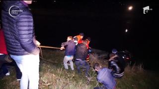 Trei copii au rămas fără mamă, după ce o şoferiţa a plonjat cu maşina într-un lac din Argeş. Oamenii au vrut să-l linşeze pe primar