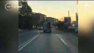 Scene incredibile la Piatra Neamţ. Un pacient a fost transportat de o ambulanţă care circula cu uşile deschise
