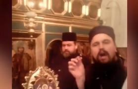 SCANDAL la biserică! Noul preot a vrut să îl dea afară din lăcaşul de cult pe cel vechi, caterisit, cu jandarmii