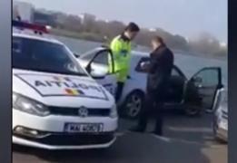 Un tânăr aflat pe locul din dreapta într-un autoturism a avut proasta inspiraţie să facă semne obscene spre o maşină inscripţionată "şcoală". Ce a urmat e de necrezut