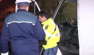 Un bărbat beat şi fără permis a intrat cu o dubă în oamenii din faţa unui bloc. Două tinere au ajuns la spital