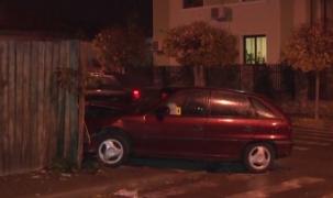 La un pas de tragedie! Un tânăr şofer a spulberat un pieton cu o butelie în braţe şi a aruncat o maşină într-un gard