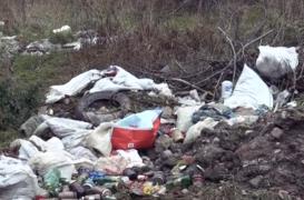 La ieșirea din Deva, străzile sunt pline cu mormane de gunoaie! Iar autorităţile se văd depăşite de situaţie