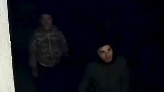 Doi tineri din Piatra-Neamţ pot fi consideraţi cei mai neinspirati hoţi! Au furat o cameră de supraveghere, după ce au trecut prin raza ei şi şi-au arătat şi faţa