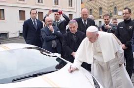 Suveranul Pontif a primit un Lamborghini de aproape 200 de mii de dolari, a semnat pe el şi l-a scos la licitaţie