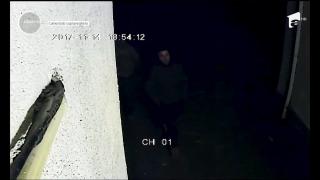 Hoţi prinşi la Piatra Neamţ, după ce au furat un obiect care i-a dat foarte uşor de gol! (VIDEO)