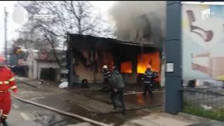 Incendiu devastator la Piteşti. Flăcărările au cuprins o vulcanizare, iar patronul şi-a pus viaţa în pericol în lupta cu focul!