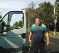 Un şofer a încercat să-şi facă loc CU BĂTA, în traficul bucureştean, PE CONTRASENS! Întreaga scenă a fost filmată cu o cameră de bord