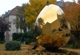 În mijlocul Parisului a apărut un ou uriaş. Curioşii au o surpriză uriaşă când intră în el