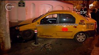 Accident produs de un şofer de 18 ani, în Capitală! Un taxi s-a izbit de un gard (VIDEO)