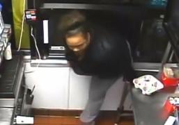 Scene uluitoare în SUA. O clientă fură tot ce prinde prin geamul unui drive-in!