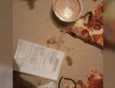 O familie din Constanţa a avut o surpriză totală când a deschis cutia cu pizza comandată acasă