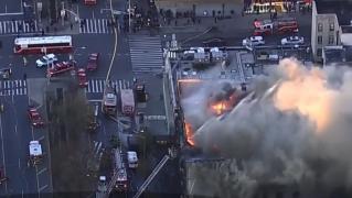 Incendiu devastator la New York. Bloc de locuinţe la un pas să se prăbuşească, după ce a fost cuprins de flăcări uriaşe (VIDEO)