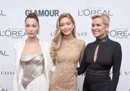 Aşa mamă, aşa fiice! Surorile Gigi şi Bella Hadid au făcut senzaţie la o gală din New York, unde au venit cu mama lor