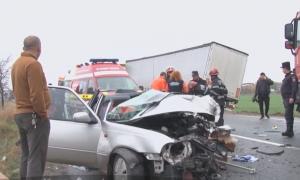 Doi soţi au fost striviţi de un TIR, la Vânju Mare. Zeci de minute medicii s-au chinuit să îi resusciteze