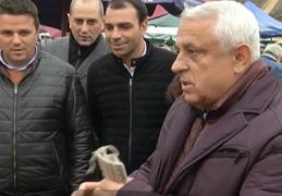 Ministrul agriculturii, Petre Daea, a fost la târg la Sibiu şi şi-a cumpărat ilic şi ciorapi de lână, de la ciobani
