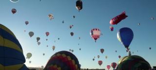 Spectacol colorat pe cer. Peste 200 de baloane cu aer cald au zburat deasupra Mexicului! (VIDEO)
