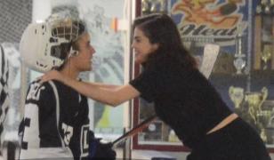 Selena Gomez şi Justin Bieber, din nou împreună. Sărut în văzul lumii, la un meci de hockey!